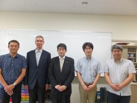 数理科学の教員と森内永世名人（写真中央）